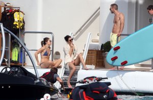 Kourtney Kardashian & Kendall Jenner Sexy New Photos 11.jpg