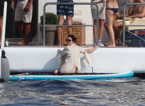 Kourtney Kardashian & Kendall Jenner Sexy New Photos 20.jpg