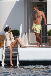 Kourtney Kardashian & Kendall Jenner Sexy New 69.jpg