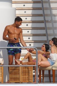 Kourtney Kardashian & Kendall Jenner Sexy New 89.jpg